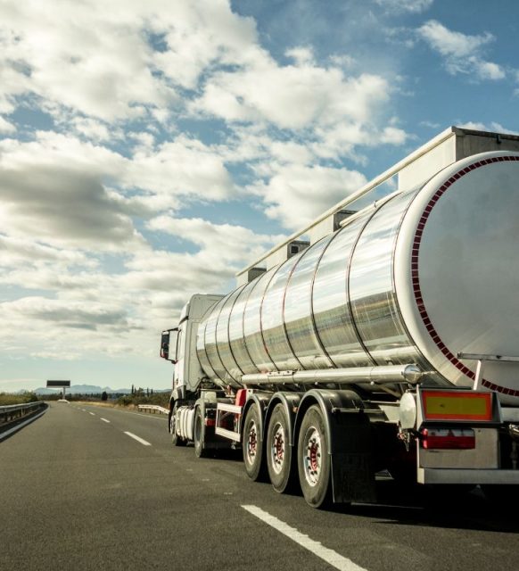 Transporte de cisterna para pulverulentos: ¿cómo es y qué ventajas ofrece? | Conde Fernández Hermanos, tu operador logístico y de transporte de mercancías por carretera